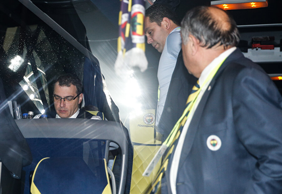 Akhisar maçı sonrasında İstanbul'a otobüsle dönen sarı lacivertli kafileye sportif direktör Damien Comolli liderlik yaptı.