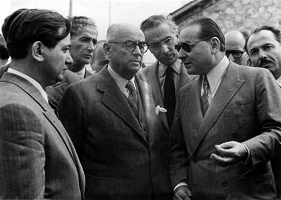 Başbakan Adnan Menderes (Sağ)