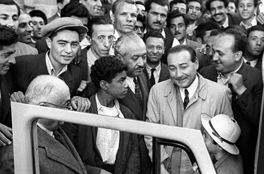 15 Mayıs 1950'de DP Genel Başkanı Celal Bayar (sağda), seçimi kazandıkları anlaşıldıktan sonra Rüzgarlı sokaktaki Ankara İl İdare Kurulu binasına gitti. 