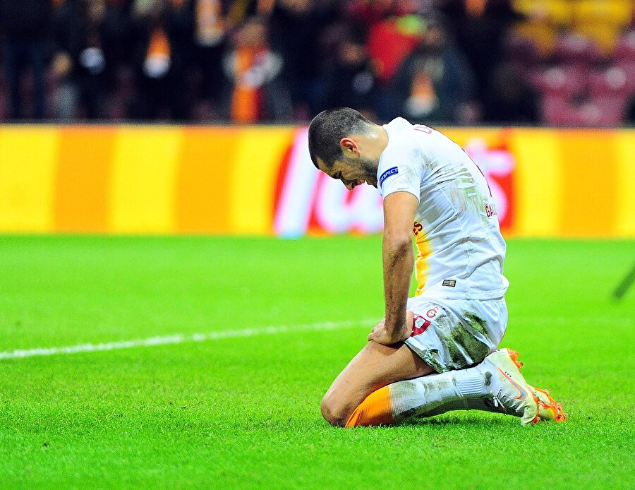 Eren Derdiyok kaçırdığı golün ardından büyük hayalkırıklığı yaşadı.
