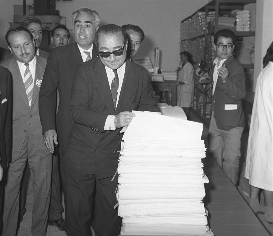 1 Temmuz 1953'de Başbakan Adnan Menderes, Ege gezisinde kumaş fabrikasını gezdi.