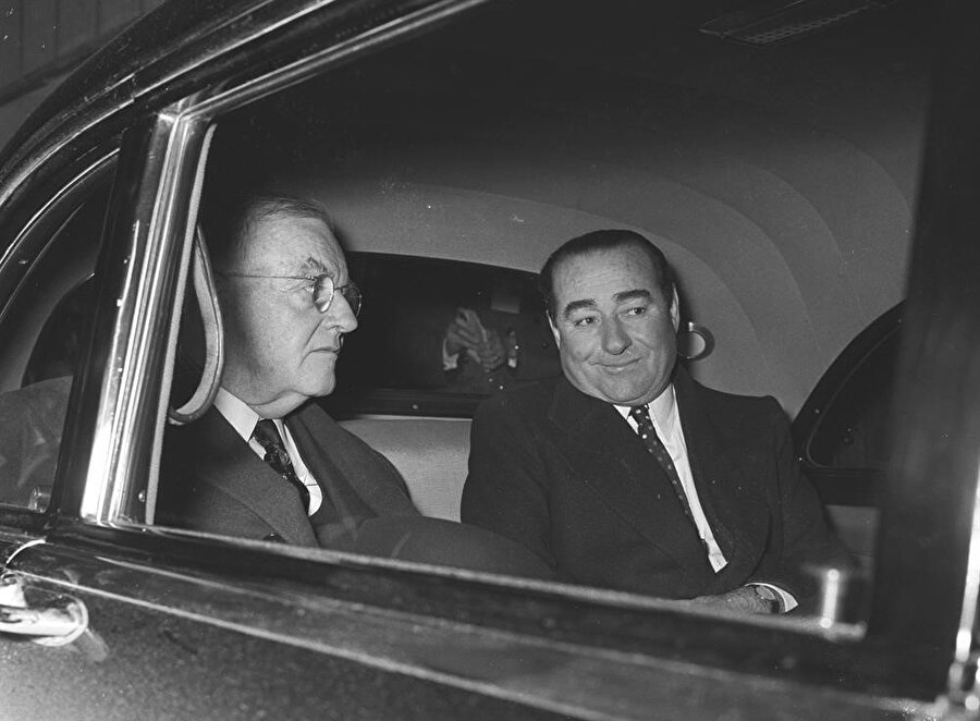 26 Ocak 1958'de, ABD Dışişleri Bakanı John Foster Dulles (solda), Ankara ziyaretinde Başbakan Adnan Menderes (sağda), tarafından karşılandı.