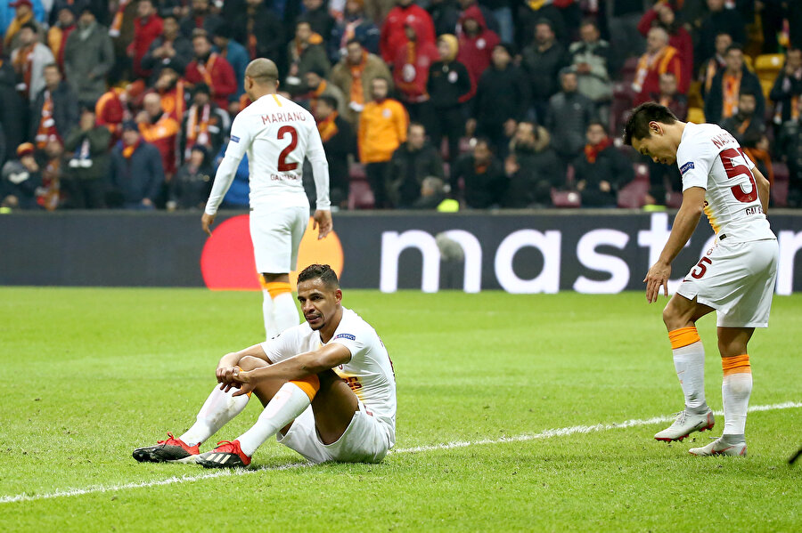 Galatasaraylı oyuncular mağlubiyetin ardından büyük üzüntü yaşadı.