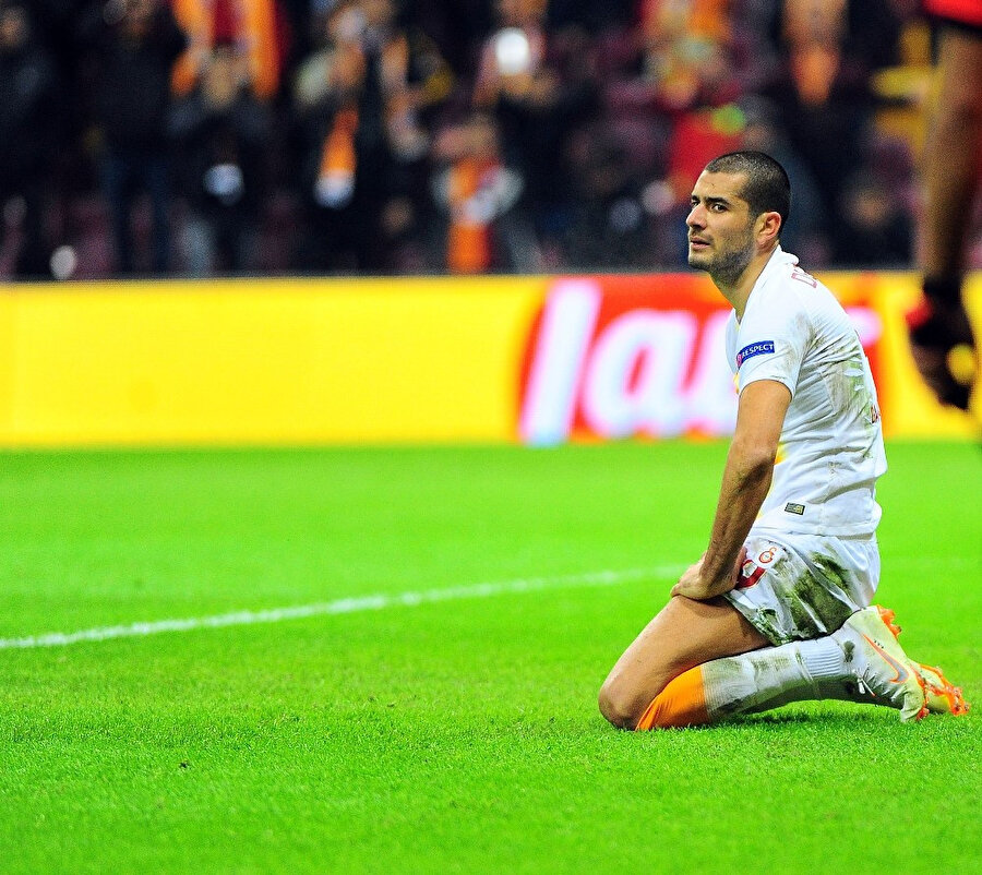 Eren Derdiyok kaçırdığı gol pozisyonun ardından kahroldu.