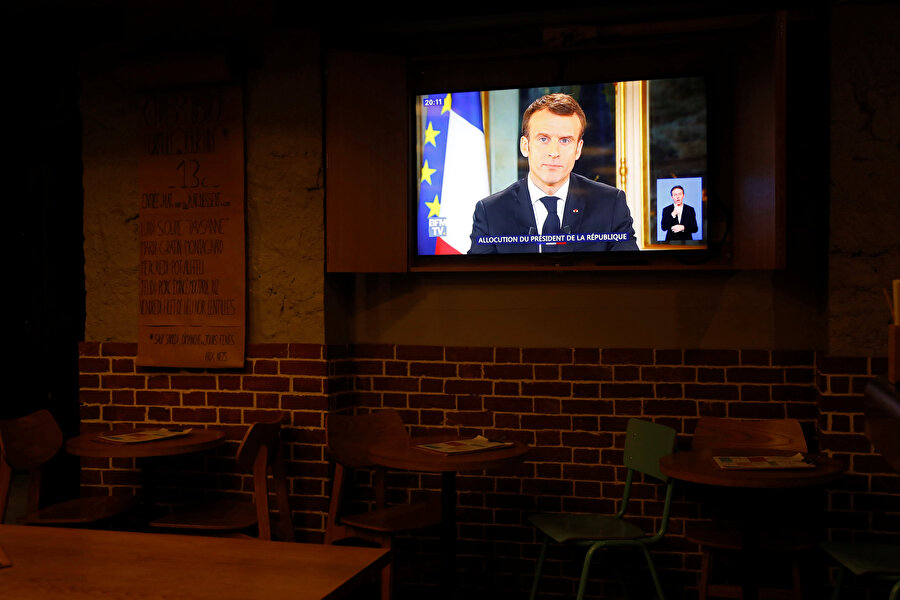 Macron konuşmasını ‘Tek endişem sizsiniz. Tek savaşımız Fransa için.’ sözleri ile tamamladı. 
