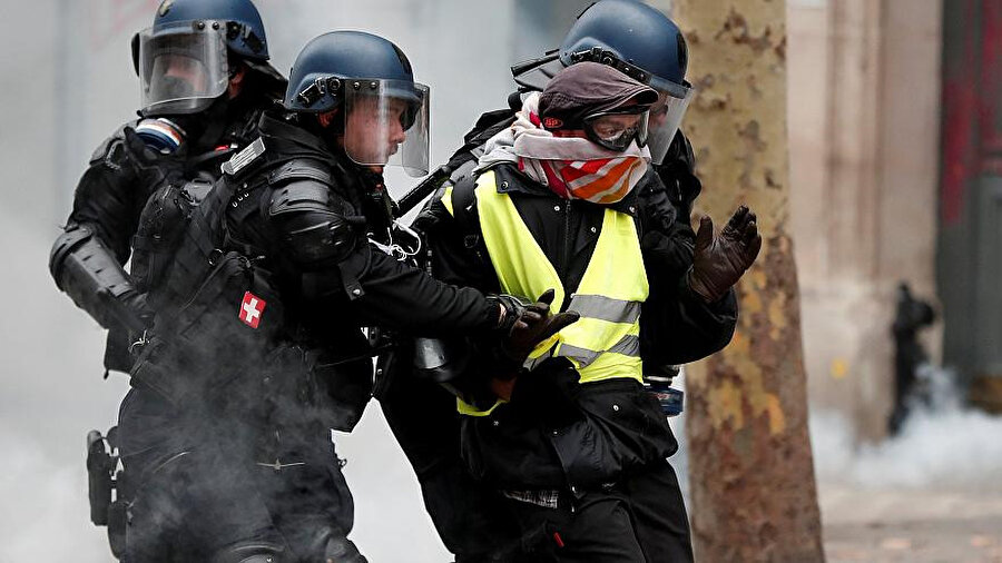 Fransa'da sarı yeleklilerin 17 Kasım'dan bu yana düzenledikleri gösteriler sırasında çıkan olaylarda 4 bin 99 kişinin gözaltına alındığı belirtildi.
