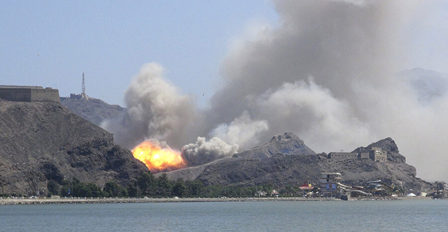 Güneydeki liman kenti Aden'de gerçekleşen bir bombalı saldırının görüntüsü...