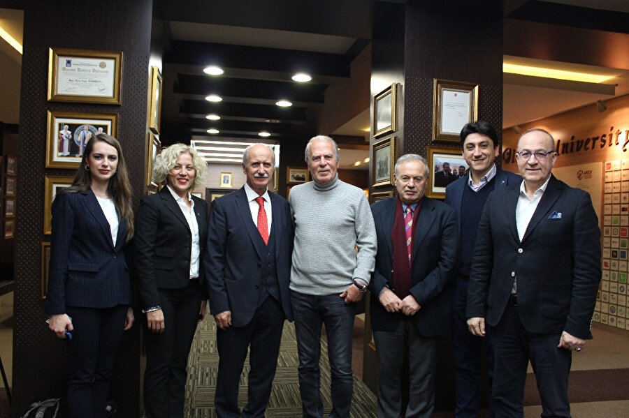 Mustafa Denizli, konferans sonrası üniversitede öğretim üyeleri ile birlikte fotoğraf çektirdi.