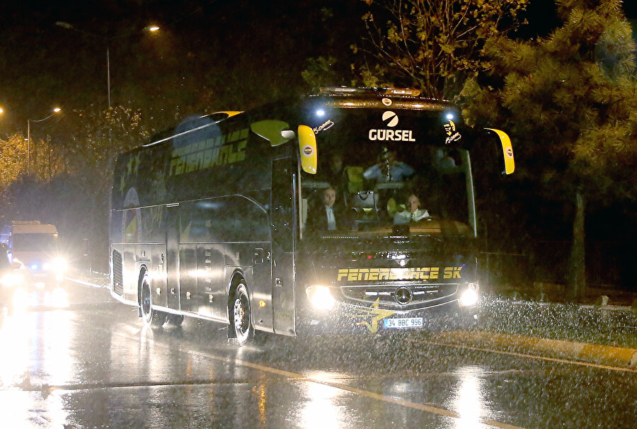 Akhisar deplasmanında mağlup olan Fenerbahçe'de futbolcular başkan Ali Koç'un kararıyla Akhisar'dan İstanbul'a otobüsle döndüler.