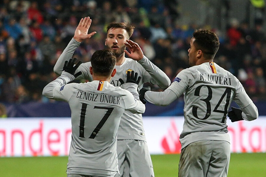 Cengiz Ünder gol sevincini takım arkadaşlarıyla paylaşıyor.