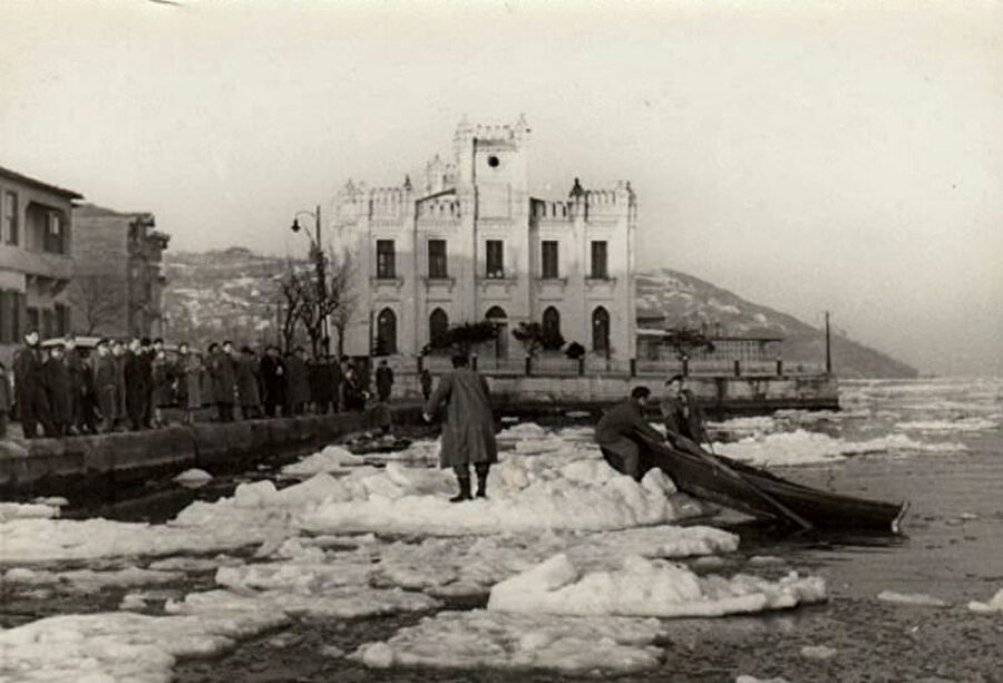 Tarihler 25 Şubat 1954'ü gösterdiğinde de birçok kişi buzlar üzerinde dolaşmış vapurlar Boğaziçi seferlerini yapamamıştı. Boğazın Anadolu kavağı ile Rumeli kavağı arasındaki ağzı da tamamen kapanmıştı.