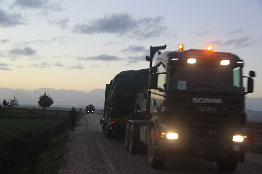 Fırat’ın doğusuna tank ve fırtına obüs sevkiyatı gerçekleştirildi.