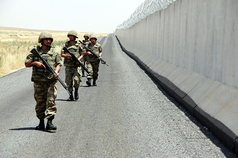 Sınır hattında Türk askerleri devriye atıyor.