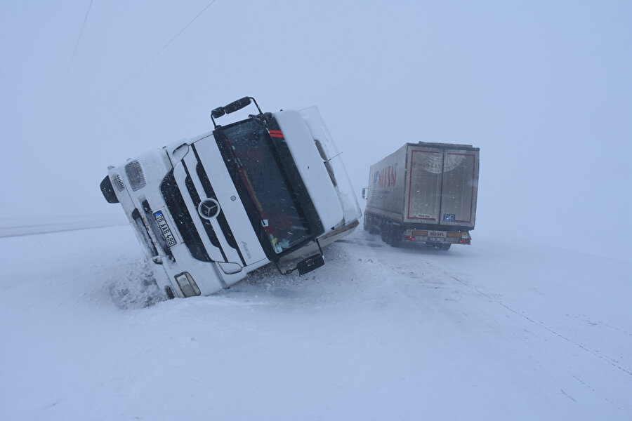 Kars'ta etkisini sürdüren kar yağışı ve tipi sürücülere zor anlar yaşattı. Kars-Iğdır kara yolunda olumsuz hava koşulları nedeniyle bazı araç sürücüleri ilerleyemeyip geri döndü, bazı sürücüler de güçlükle yola devam edebildi. Söz konusu kara yolunun Hanlar Geçidi mevkisinde ise yoğun kar yağışı ve tipi sebebiyle sürücüsü henüz belirlenemeyen 76 AAB 489 plakalı tır kayıp kontrolden çıkarak orta refüje devrildi. 