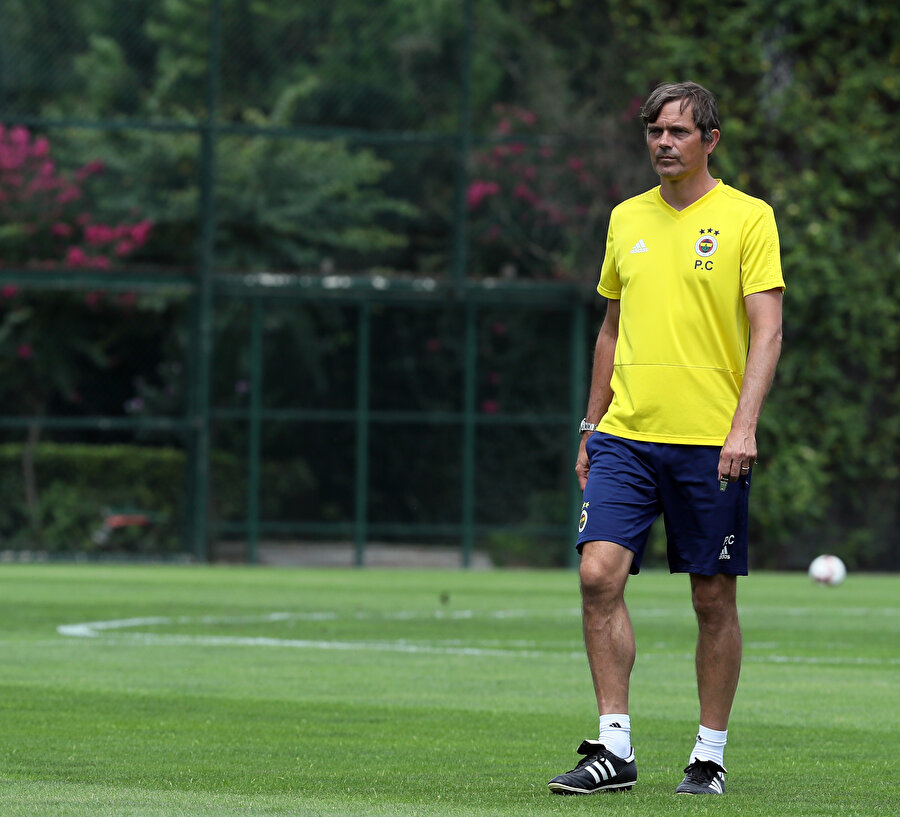 Phillip Cocu idmanda öğrencilerini uzaktan izliyor.