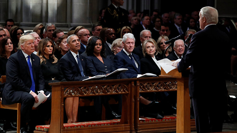 ABD Başkanı Donald Trump, First Lady Melania Trump, Obama ve Clinton çifti Baba Bush için düzenlenen törene katılmıştı.