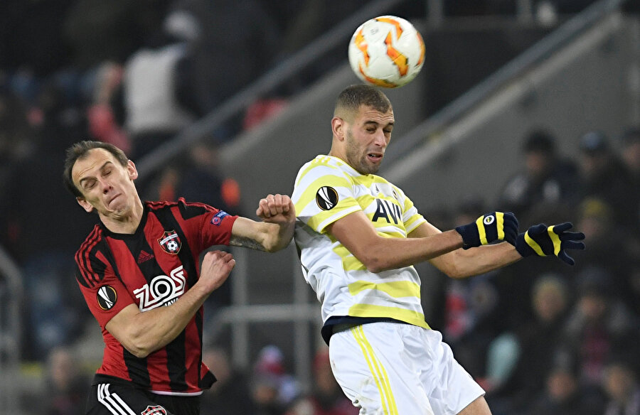 Fenerbahçe'de Slimani rakibiyle hava topuna çıkıyor.