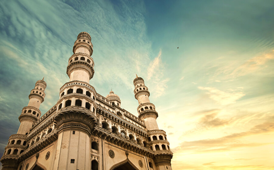 İsminin anlamı ''Dört Minare'' olan Çâr Mînâr, Hint-İslâm mimarisinin en önemli örneklerinden biri olarak kabul edilmektedir.