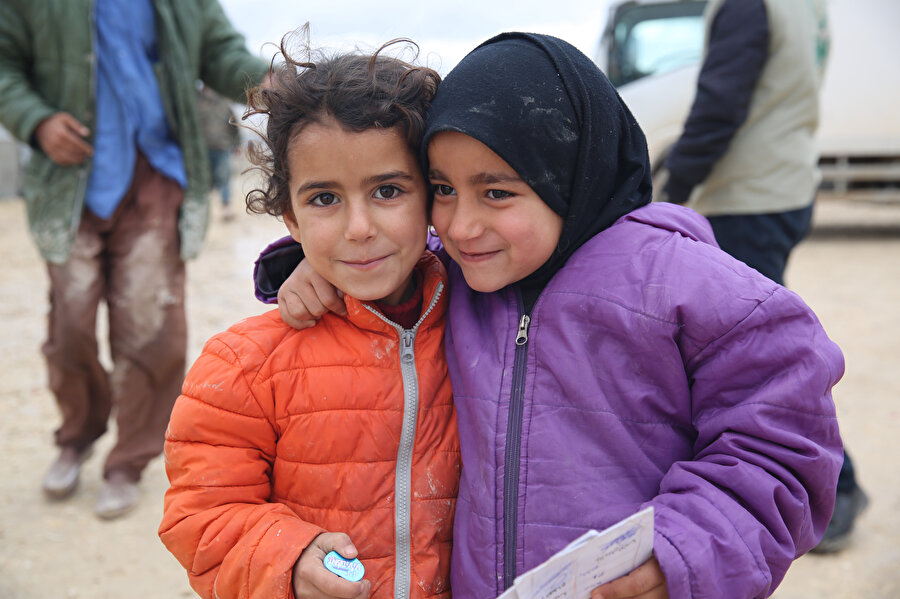 Çadır kentte yaşayan çocuklar her şeye rağmen gülümsüyor.
