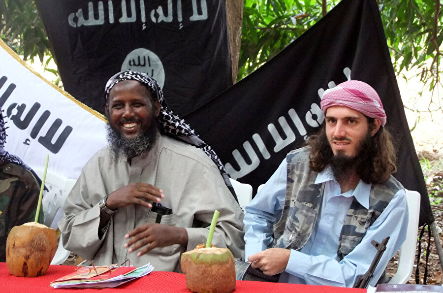 Eş Şebab'ın ikinci ismi olan ve sözcülük görevini yürüten Muhtar Ebu Mansur (solda) 2013 yılında Eş Şebab'dan ayrılmıştı
