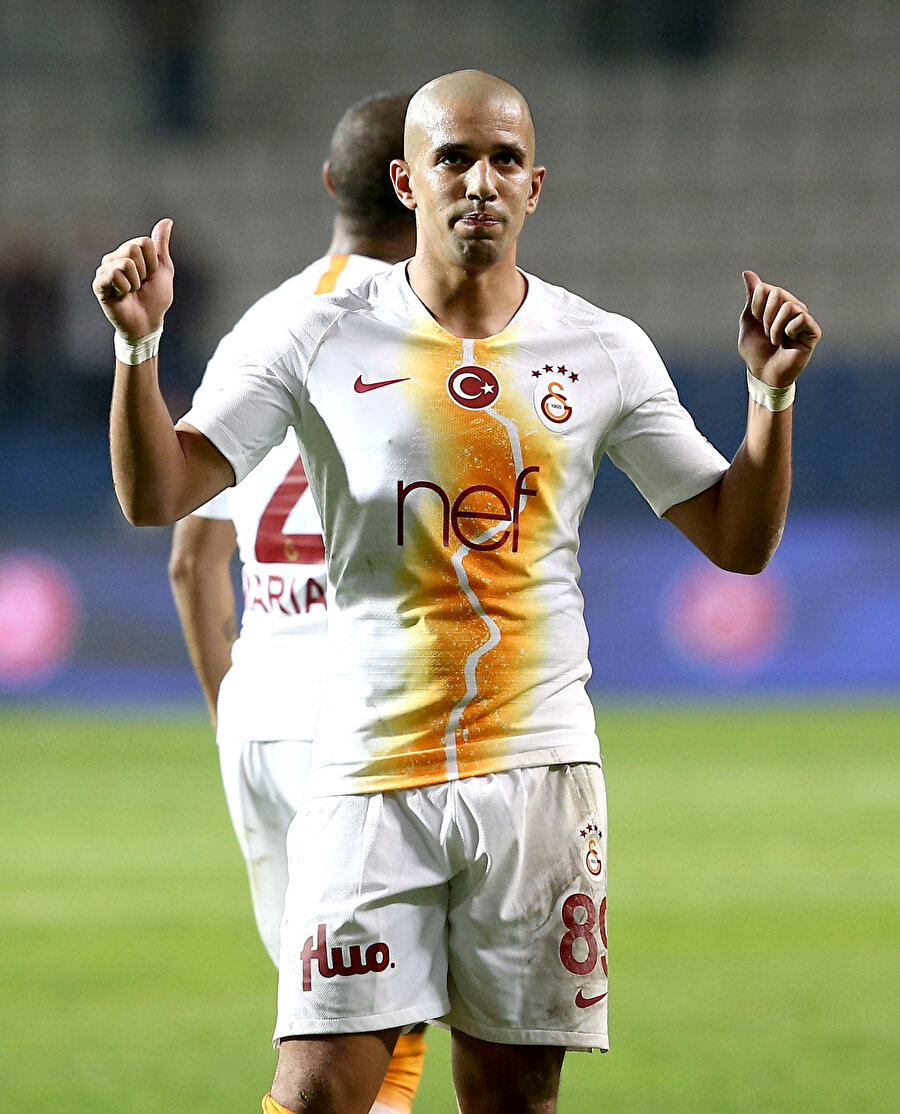 Cezayirli kanat oyuncusu maç sonunda kendisini tebrik eden taraftara karşılık veriyor...