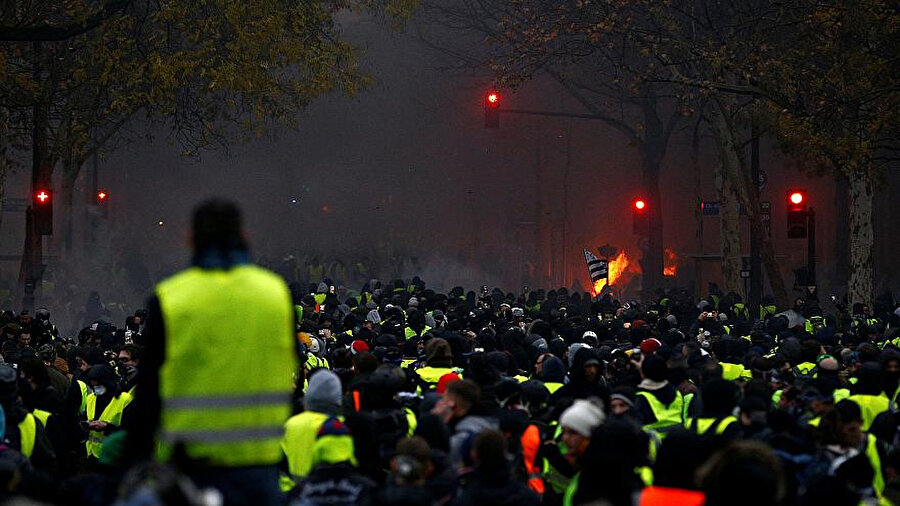 Sarı Yelekliler Fransa'da gösteri düzenliyor.