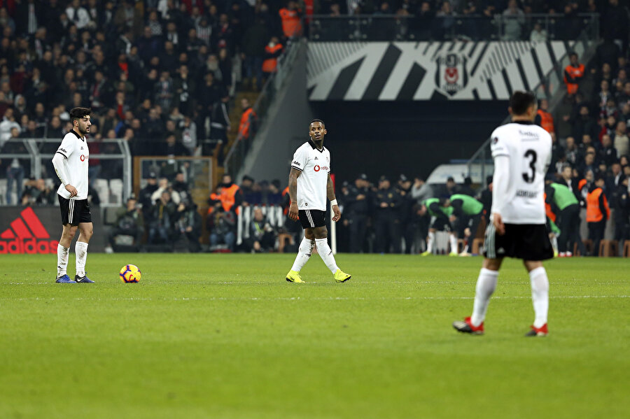 Beşiktaşlı futbolcular skor olarak geri düşmenin üzüntüsünü yaşıyor.