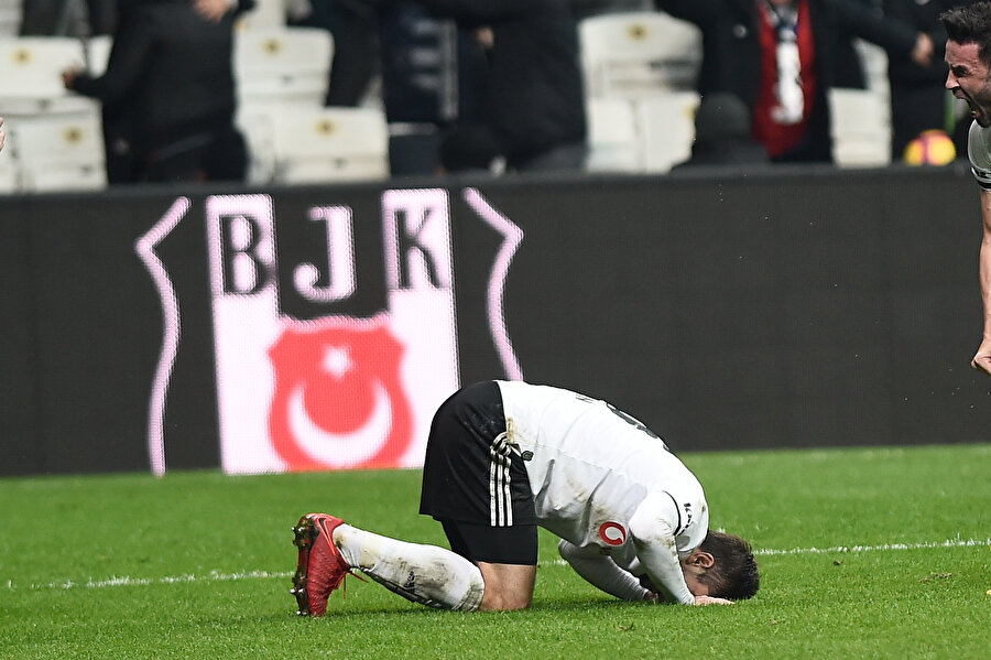 Beşiktaş'ın tek golün atan Dorukhan'ın gol sevincinde secdeye gidiyor.