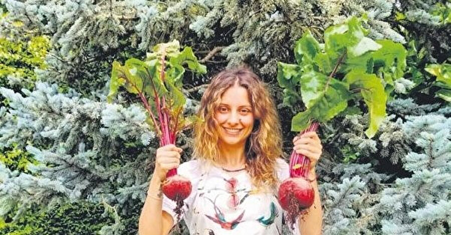 Eren Bakıcı, yaşadığı köy evinde çeşitli sebze ve tarım ürünleri yetiştirmeye devam ediyor.