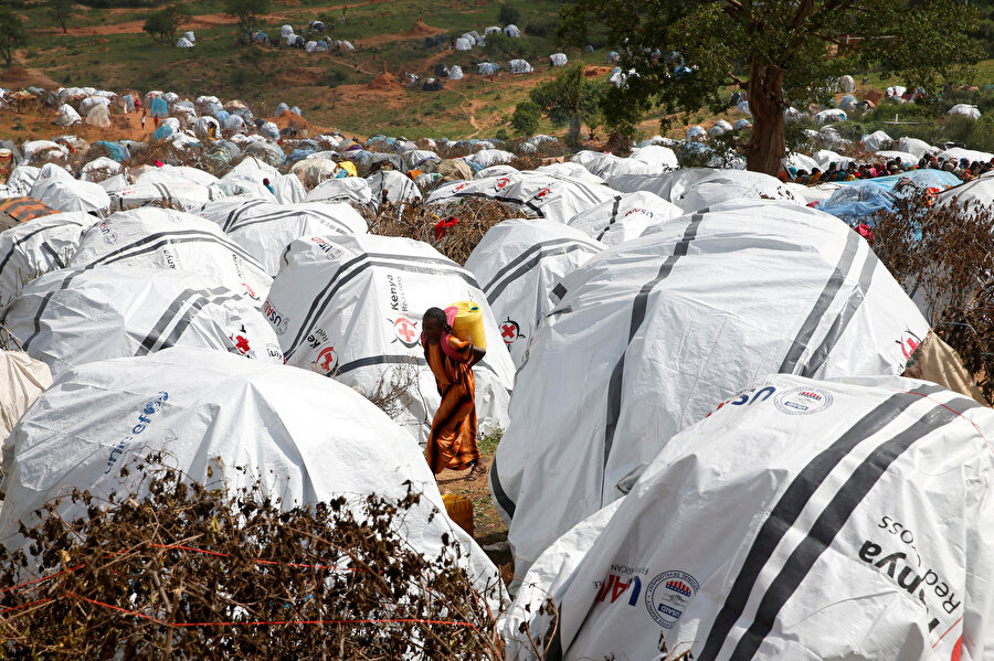 Çadır kentlerdeki göçmenler, çetin yaşam koşullarında yaşam mücadelesi veriyor. 