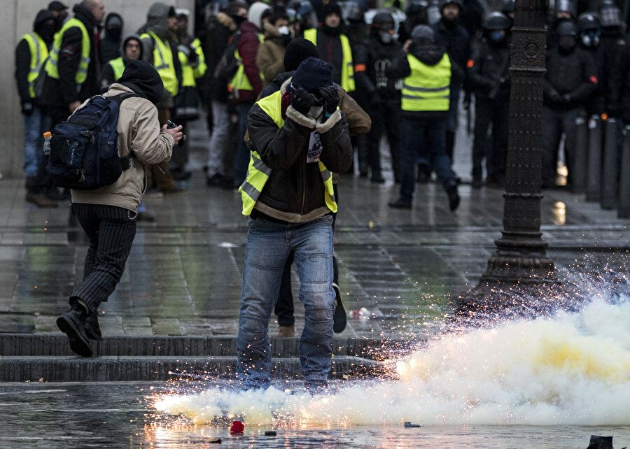 Fransa'da sarı yeleklilerin dün ülke genelinde düzenledikleri gösterilerde çıkan olaylarda 9 kişi yaralandı, 242 kişi gözaltına alındı.