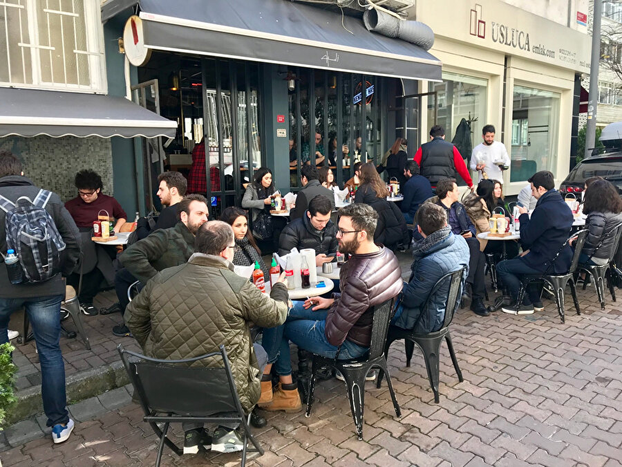 Akali, Beşiktaş'ın Akaretler semtinde bulunuyor. Yaptığı burgerlerle tanınan bu restoran, eski kalitesinden ödün verdiği gerekçesiyle Vedat Milor tarafından tavsiye listesinden çıkarıldı.