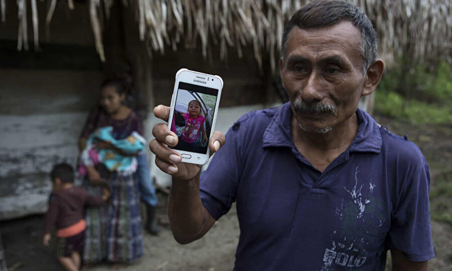 61 yaşındaki Domingo Caal, torunu Jakelin'in fotoğrafını gazetecilere gösterdi. 