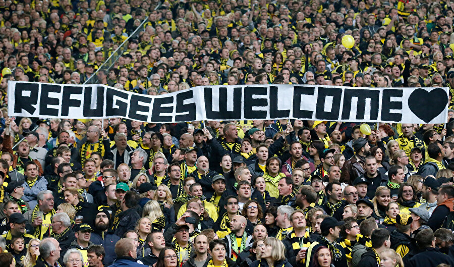 Alman toplumu içinde, mültecilere karşı olanlar yanında destek verenler de büyük bir orana sahip.
