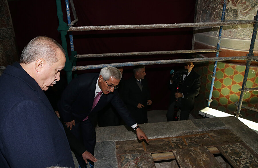 Süslü taş kapak hakkında bir görevli Erdoğan’a bilgi verdi. 
