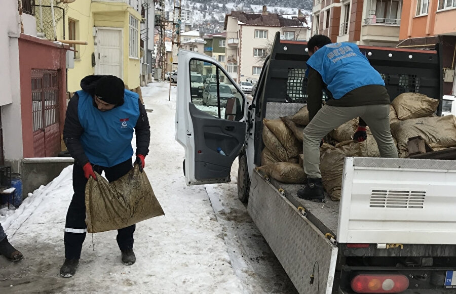 İhtiyaç sahini ailelere kömür yardımı da yapıldı.