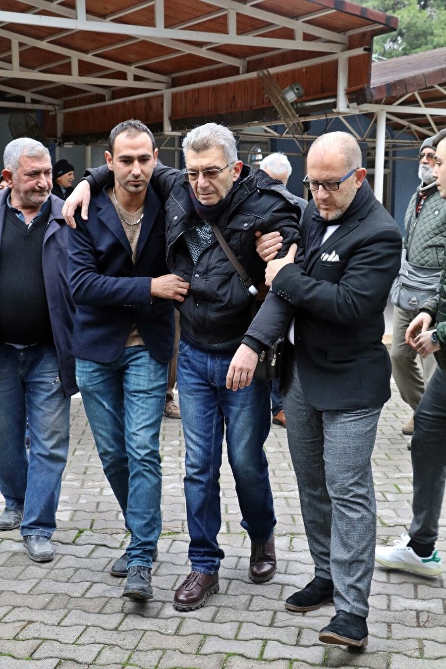 Genç kadının sevenleri ayakta durmakta güçlük çekti.