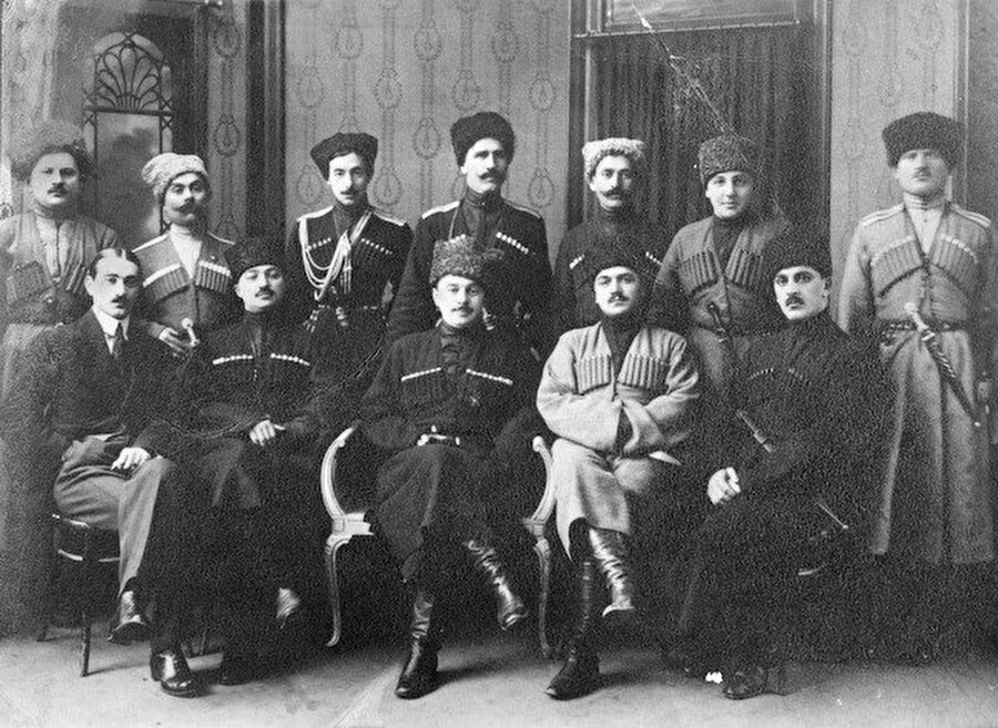 Kuzey Kafkasya Cumhuriyeti veya Dağlı Cumhuriyeti hükumet heyeti İstanbul'da. Tapa Çermoyev (oturanlardan ortada)