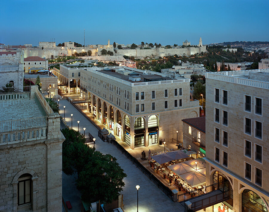 Mamilla Çarşısı ve arkada eski Kudüs.