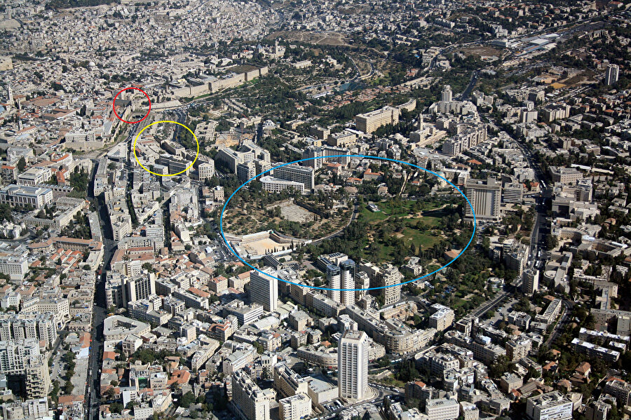 El Halil Kapısı (kırmızı yuvarlak içinde), Mamilla Çarşısı (sarı yuvarlak içinde) ve Mamilla Mezarlığı (mavi yuvarlak içinde).