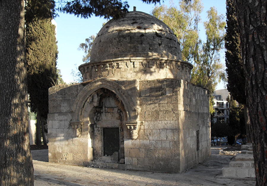 1289'da vefat eden Alâuddin Aydoğdu el Kubâkî'nin türbesi.