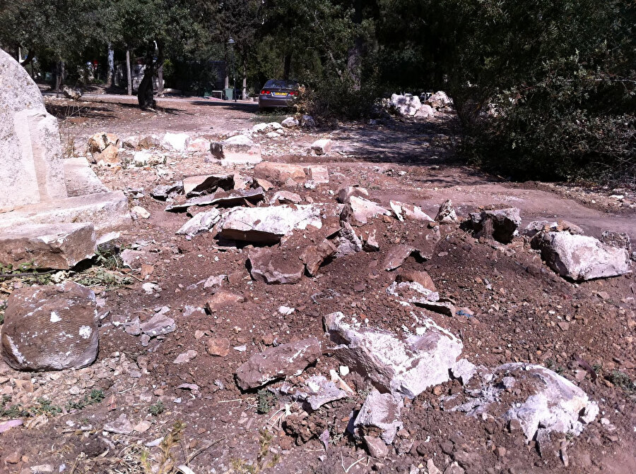 Mamilla'da taşları kırılmış Müslüman mezarları...