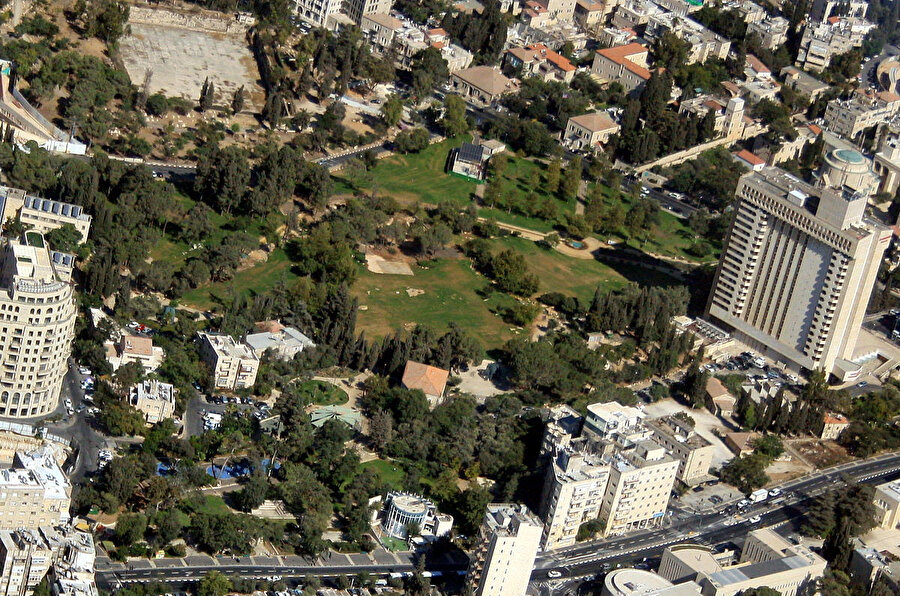 Mamilla'yı parka dönüştüren İsrail yönetimi, kalan son mezarları da yok etmeye çalışıyor.