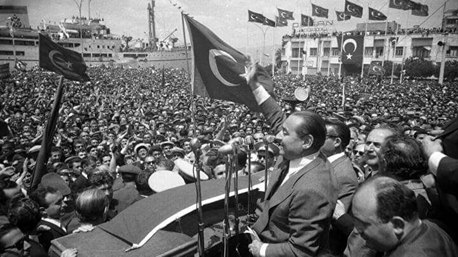 Adnan Menderes İzmir'de halka sesleniyor.
