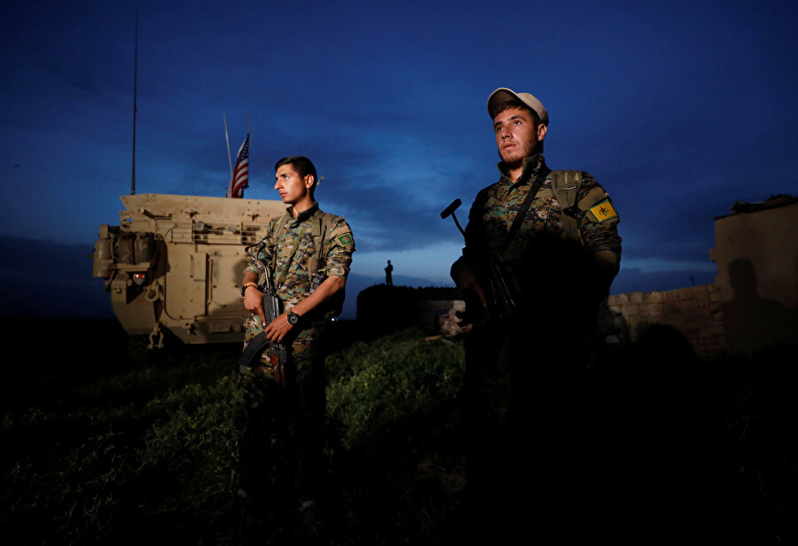 YPG'li teröristler ABD savunmasına ait bir tankın yanında duruyor.
