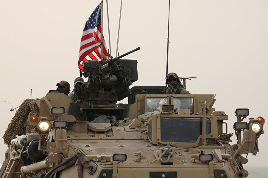 ABD bayraklı bir tank Suriye'de devriye atıyor.