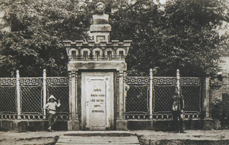 1881 yılında Aleksey Yermolov'un Grozni'ye dikilen anıtı.