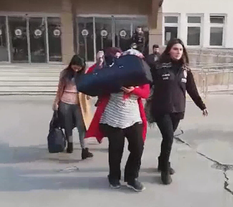 Asayiş Şube Müdürlüğü Yankesicilik ve Dolandırıcılık Büro Amirliği ekipleri evlenmek vaadiyle C.G.'den 50 bin TL, A.Ö.'den 85 bin TL alarak, kayıplara karışan Ö.G. ile akrabası olarak tanıttığı M.Y. ve H.P.'yi düzenlenen operasyonla gözaltına aldı.