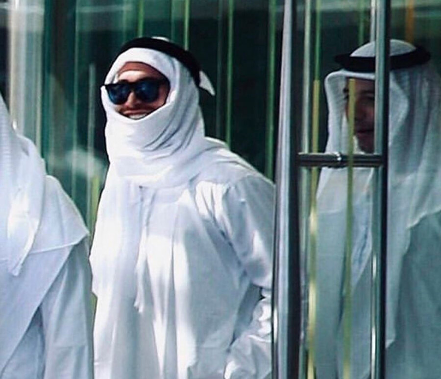 Ramos, BAE'nin başkenti Abu Dabi'de geleneksel kıyafetlerle objektiflere böyle yansıdı.