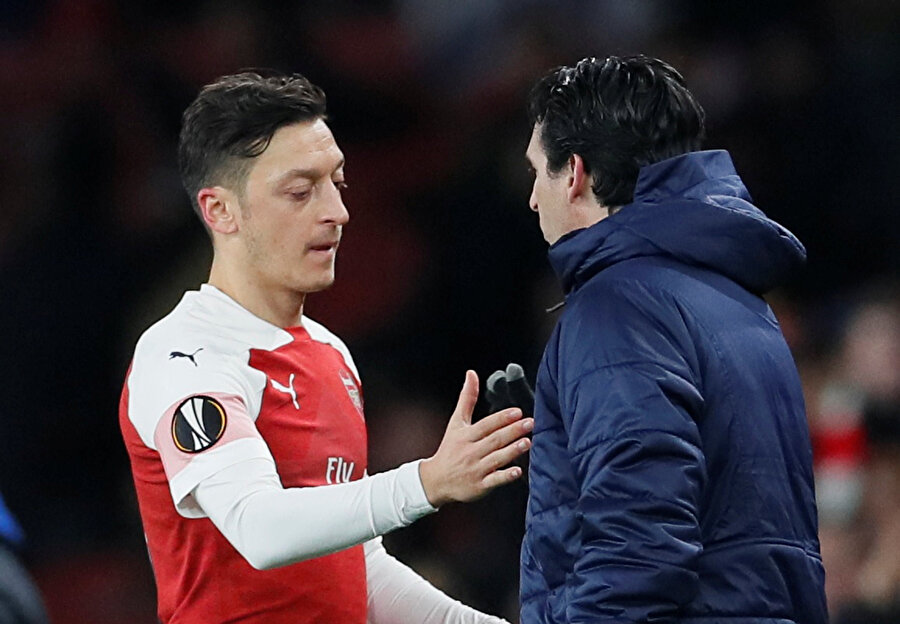 Mesut Özil ile hocası Unai Emery'nin arasının iyi olmadığı iddia ediliyordu.